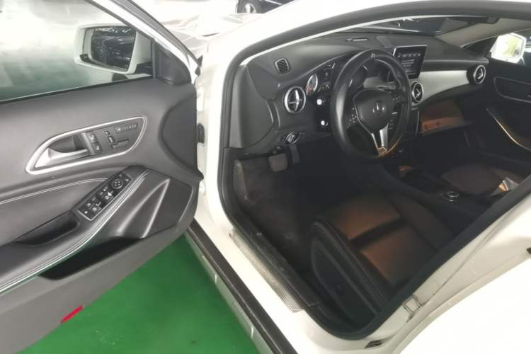 Used Mercedes-Benz GLA 2016 GLA 200 Sport Edition Driver Seat