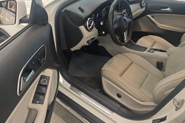 Used Mercedes-Benz GLA 2016 GLA 200 Sport Edition Driver Seat