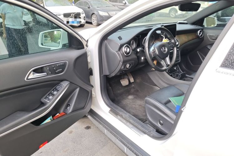 Used Mercedes-Benz GLA 2016 GLA 260 4MATIC Sport Edition Driver Seat