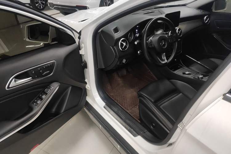 Used Mercedes-Benz GLA 2016 GLA 220 4MATIC Fashion Edition Driver Seat