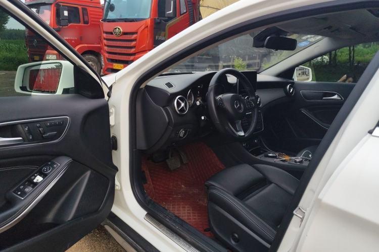Used Mercedes-Benz GLA 2016 GLA 200 Sport Edition Driver Seat