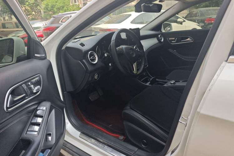 Used Mercedes-Benz GLA 2016 GLA 220 4MATIC Luxury Model Driver Seat