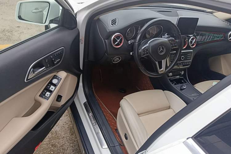 Used Mercedes-Benz GLA 2016 GLA 220 4MATIC Luxury Model Driver Seat