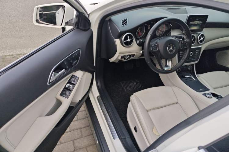 Used Mercedes-Benz GLA 2016 GLA 200 Sport Edition Driver Seat