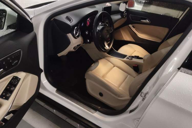 Used Mercedes-Benz GLA 2016 GLA 200 Sport Edition Driver Seat