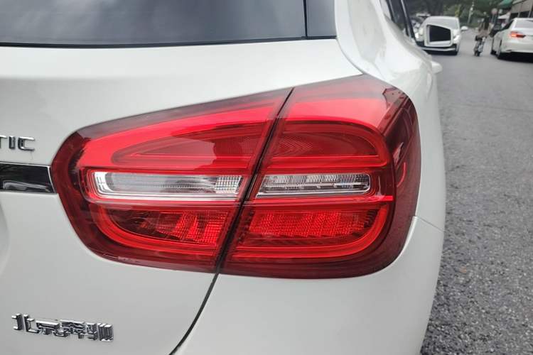 Used Mercedes-Benz GLA 2016 GLA 220 4MATIC Luxury Model Exterior 3
