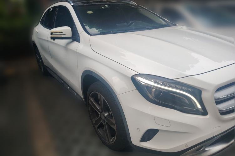 Used Mercedes-Benz GLA 2016 GLA 220 4MATIC Luxury Model Front Right 45 Deg