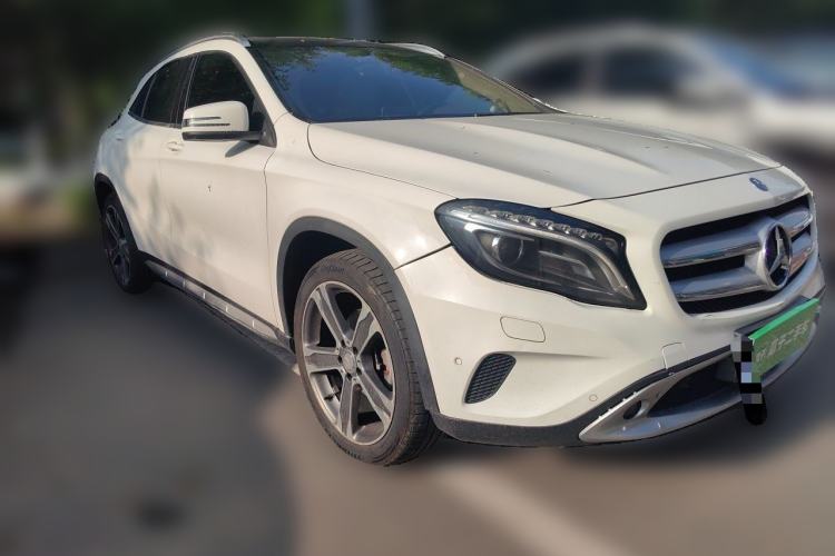 Used Mercedes-Benz GLA 2016 GLA 220 4MATIC Luxury Model Front Right 45 Deg