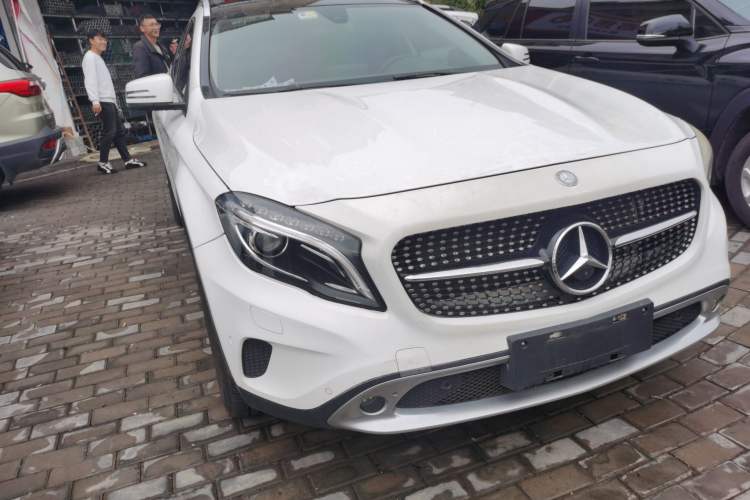 Used Mercedes-Benz GLA 2016 GLA 200 Fashion Model Front Right 45 Deg