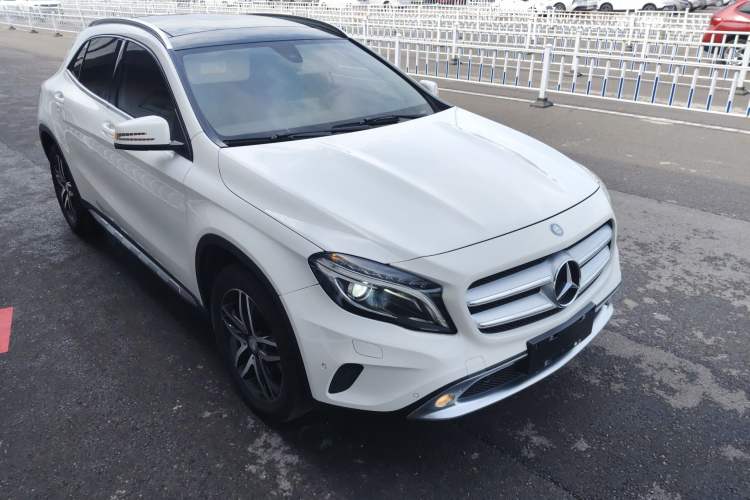 Used Mercedes-Benz GLA 2016 GLA 200 Fashion Model Front Right 45 Deg