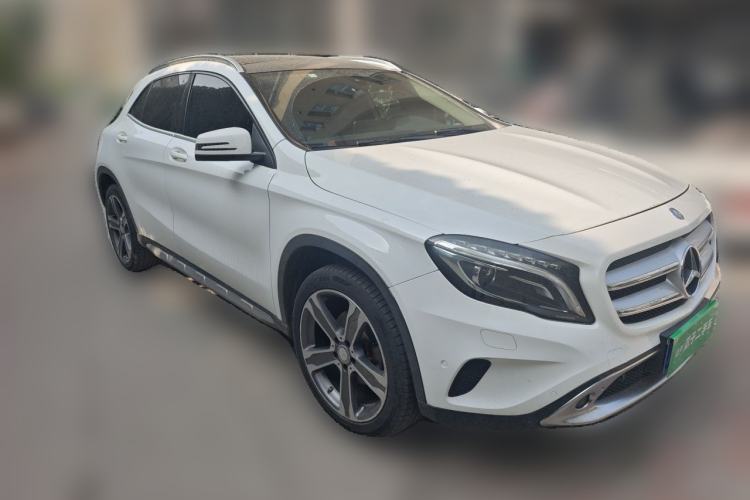Used Mercedes-Benz GLA 2016 GLA 220 4MATIC Luxury Model Front Right 45 Deg