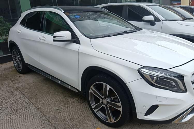 Used Mercedes-Benz GLA 2016 GLA 220 4MATIC Luxury Model Front Right 45 Deg