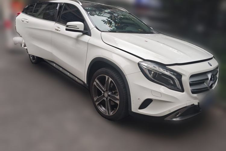 Used Mercedes-Benz GLA 2016 GLA 220 4MATIC Luxury Model Front Right 45 Deg