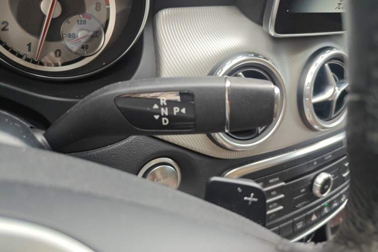 Used Mercedes-Benz GLA 2016 GLA 220 4MATIC Fashion Edition Gear Lever