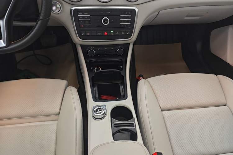 Used Mercedes-Benz GLA 2016 GLA 220 4MATIC Fashion Edition Gear Lever
