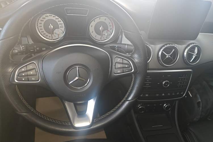 Used Mercedes-Benz GLA 2016 GLA 220 4MATIC Fashion Edition Gear Lever