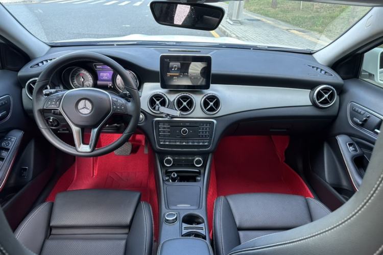 Used Mercedes-Benz GLA 2016 GLA 220 4MATIC Luxury Model Interior 2