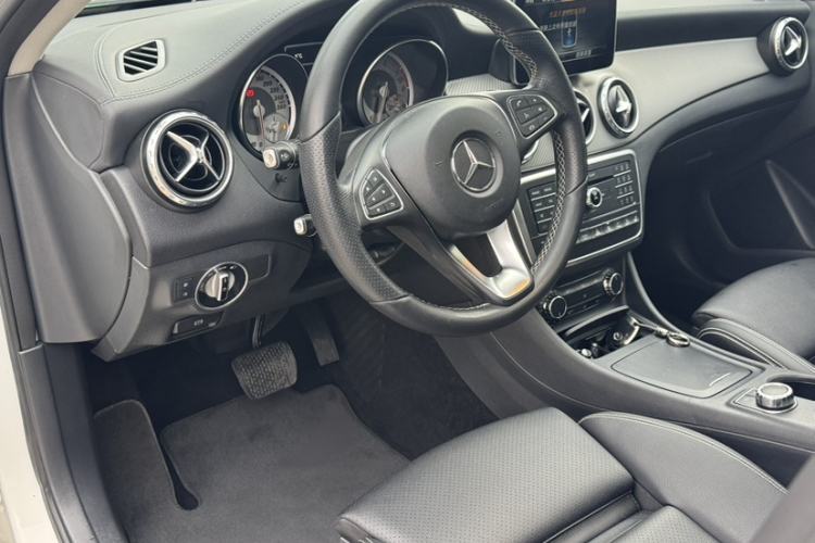 Used Mercedes-Benz GLA 2016 GLA 220 4MATIC Fashion Edition Interior 2