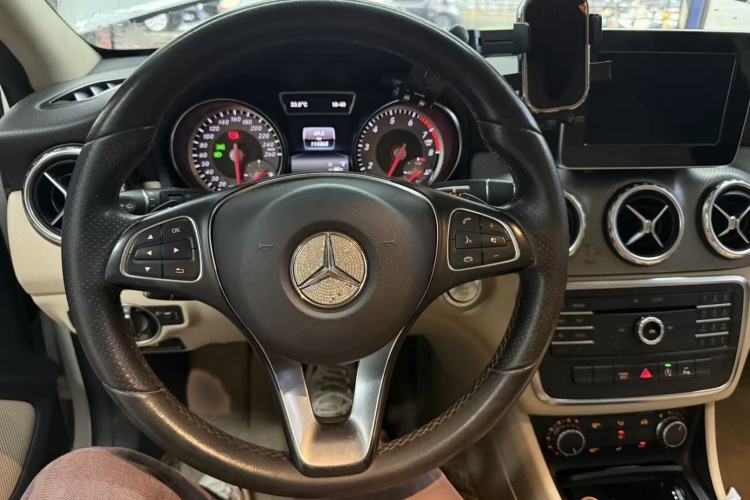 Used Mercedes-Benz GLA 2016 GLA 200 Sport Edition Interior 2