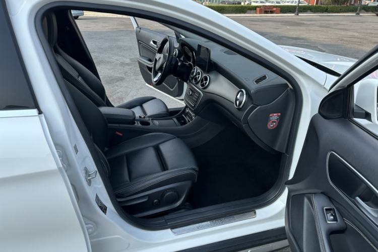 Used Mercedes-Benz GLA 2016 GLA 220 4MATIC Fashion Edition Interior 6