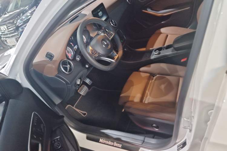 Used Mercedes-Benz GLA 2016 GLA 260 4MATIC Sport Edition Left Front Seat