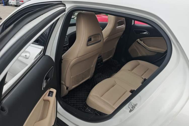 Used Mercedes-Benz GLA 2016 GLA 200 Fashion Model Left Rear Seat