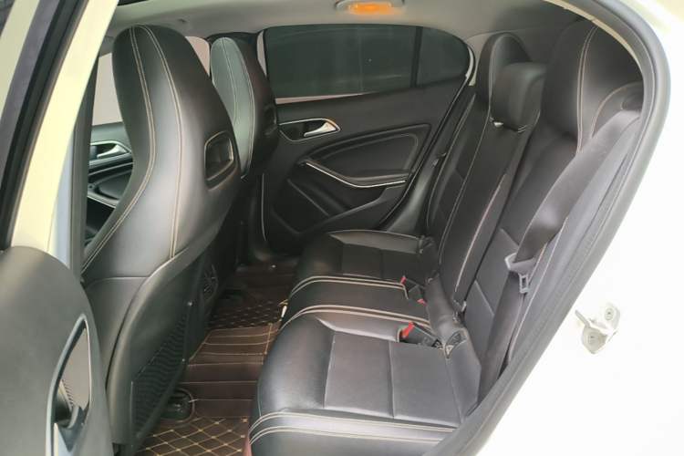 Used Mercedes-Benz GLA 2016 GLA 200 Fashion Model Left Rear Seat