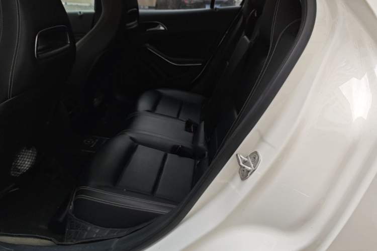 Used Mercedes-Benz GLA 2016 GLA 200 Fashion Model Left Rear Seat