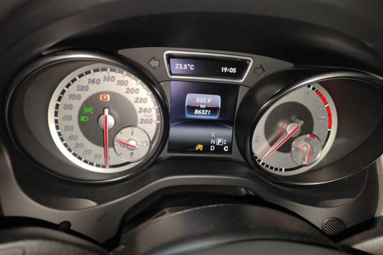 Used Mercedes-Benz GLA 2016 GLA 200 Fashion Model Odometer Close Up