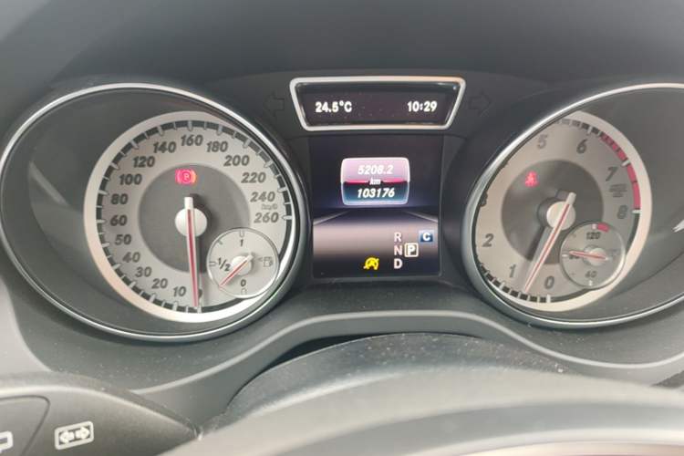Used Mercedes-Benz GLA 2016 GLA 200 Sport Edition Odometer Close Up