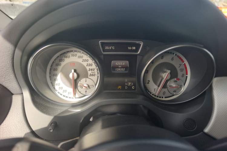 Used Mercedes-Benz GLA 2016 GLA 200 Fashion Model Odometer Close Up