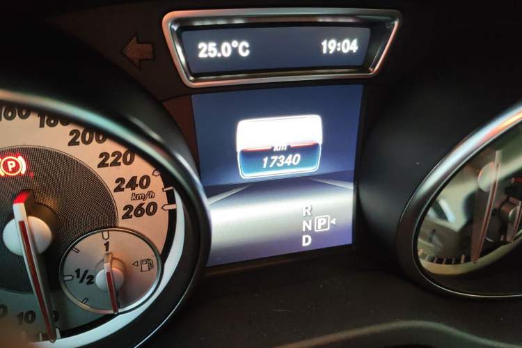 Used Mercedes-Benz GLA 2016 GLA 200 Sport Edition Odometer Close Up