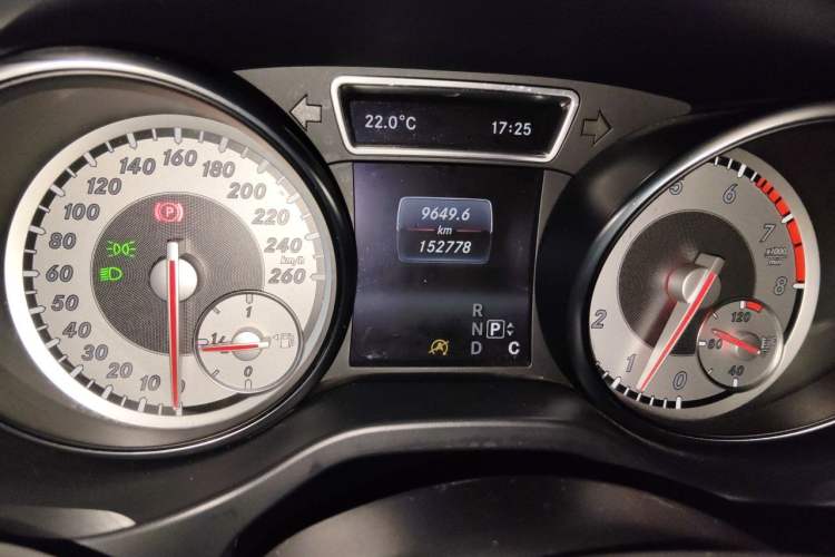 Used Mercedes-Benz GLA 2016 GLA 200 Fashion Model Odometer Close Up