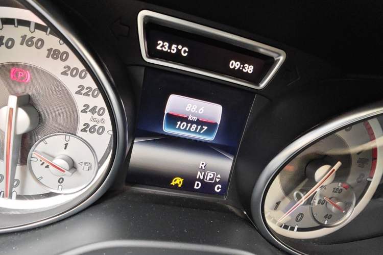 Used Mercedes-Benz GLA 2016 GLA 200 Fashion Model Odometer Close Up
