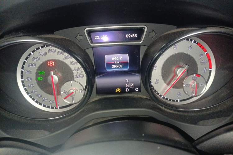 Used Mercedes-Benz GLA 2016 GLA 200 Fashion Model Odometer Close Up