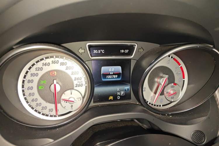 Used Mercedes-Benz GLA 2016 GLA 200 Fashion Model Odometer Close Up