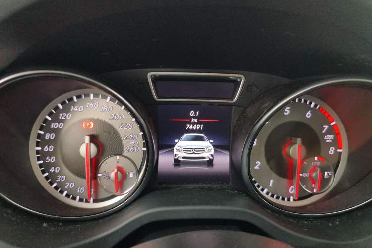 Used Mercedes-Benz GLA 2016 GLA 200 Fashion Model Odometer Close Up