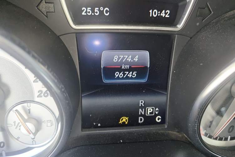 Used Mercedes-Benz GLA 2016 GLA 200 Fashion Model Odometer Close Up