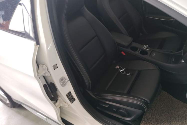 Used Mercedes-Benz GLA 2016 GLA 200 Sport Edition Right Front Seat