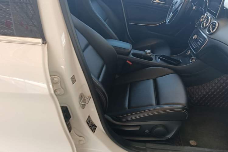 Used Mercedes-Benz GLA 2016 GLA 200 Sport Edition Right Front Seat
