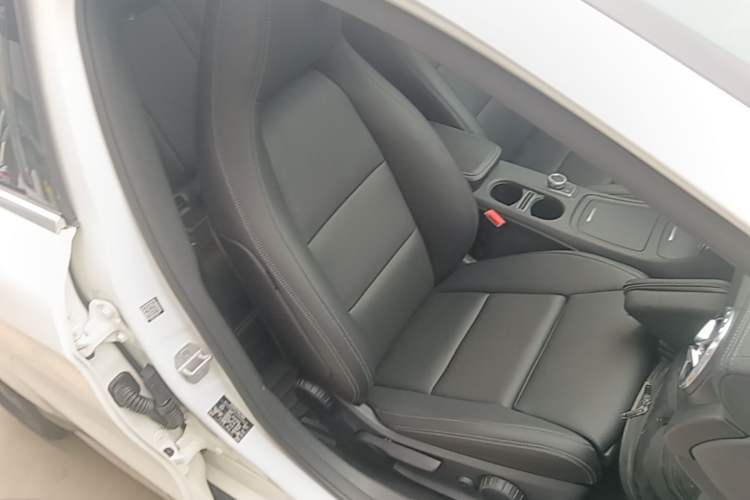 Used Mercedes-Benz GLA 2016 GLA 220 4MATIC Fashion Edition Right Front Seat