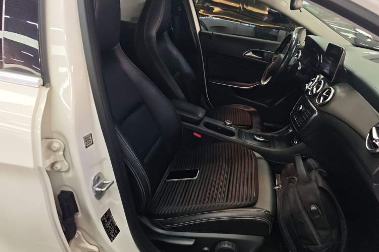 Used Mercedes-Benz GLA 2016 GLA 220 4MATIC Fashion Edition Right Front Seat