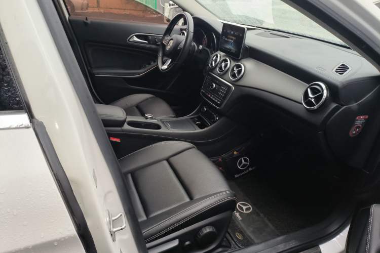 Used Mercedes-Benz GLA 2016 GLA 220 4MATIC Fashion Edition Right Front Seat
