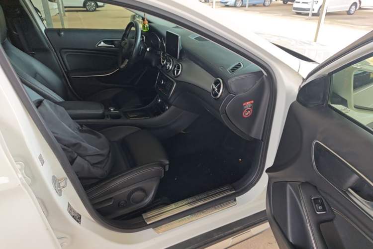 Used Mercedes-Benz GLA 2016 GLA 220 4MATIC Fashion Edition Right Front Seat