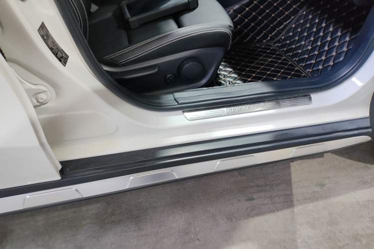 Used Mercedes-Benz GLA 2016 GLA 200 Fashion Model Right Side Sill