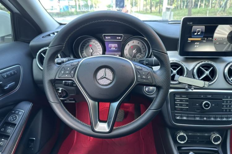 Used Mercedes-Benz GLA 2016 GLA 220 4MATIC Luxury Model Steering Wheel
