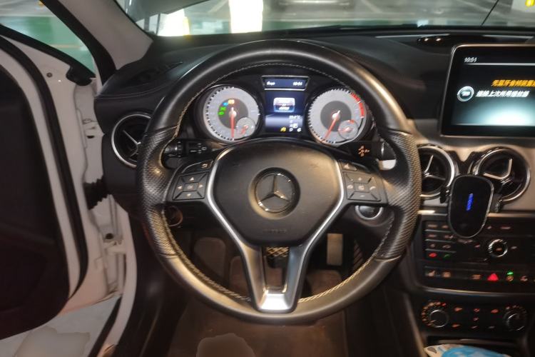 Used Mercedes-Benz GLA 2016 GLA 220 4MATIC Luxury Model Steering Wheel