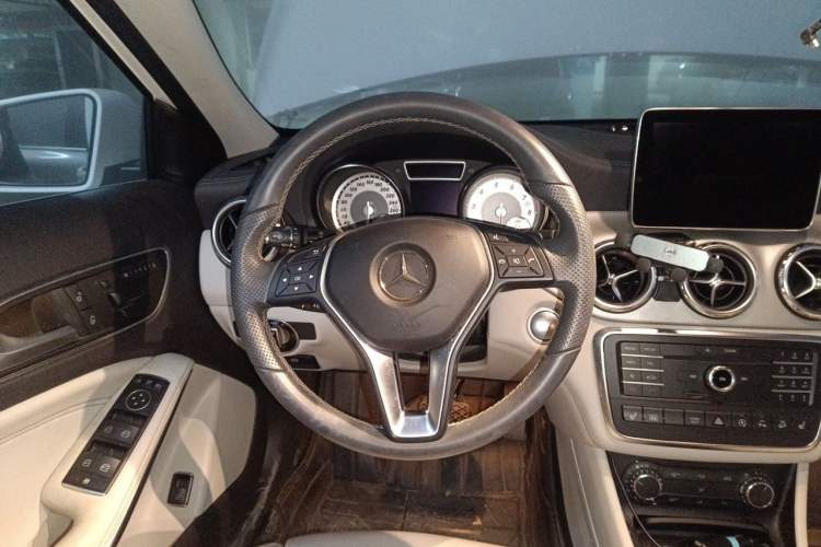 Used Mercedes-Benz GLA 2016 GLA 220 4MATIC Luxury Model Steering Wheel