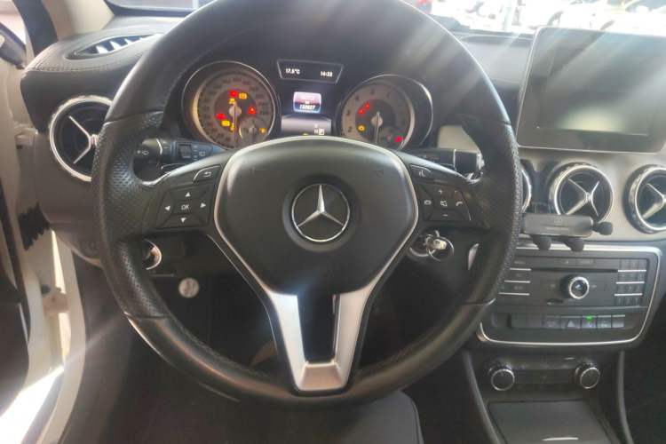 Used Mercedes-Benz GLA 2016 GLA 200 Fashion Model Steering Wheel
