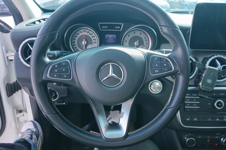 Used Mercedes-Benz GLA 2016 GLA 220 4MATIC Luxury Model Steering Wheel